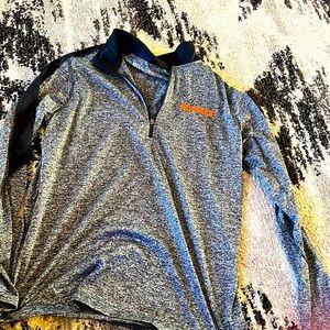 Hooters very light weight quarter zip. Brand new size M